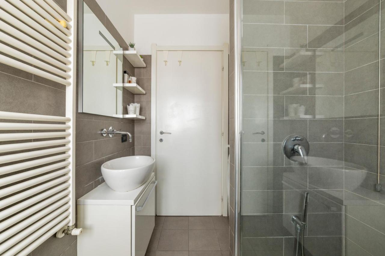 Porta Genova Balcony Apartment Милано Екстериор снимка